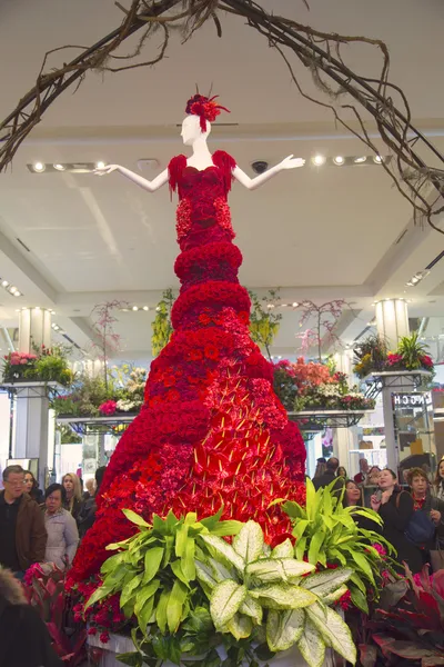 Fantastiska 14 fot lång damen i rött är en centrera av den berömda macy's flower show — Stockfoto