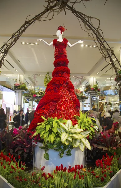 Incredibile signora alta 14 piedi in rosso è un pezzo centrale del famoso Macy's Flower Show — Foto Stock