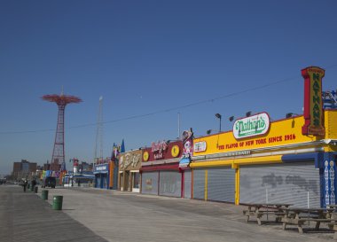 Coney Island boardwalk paraşüt ile arka planda atlamak