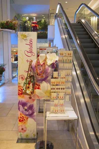 Hemliga trädgård tema merchandise linje och blomma dekoration under berömda macy s årliga flower show — Stockfoto