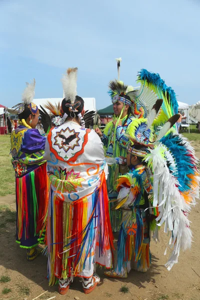 Oidentifierade amerikansk familj på nyc pow wow — Stockfoto