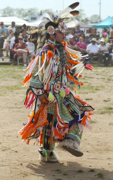 Jeune danseuse amérindienne non identifiée au Pow Wow de New York — Photo