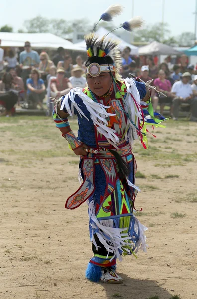 Nyc, kimliği belirsiz genç Kızılderili dansçı pow wow — Stok fotoğraf
