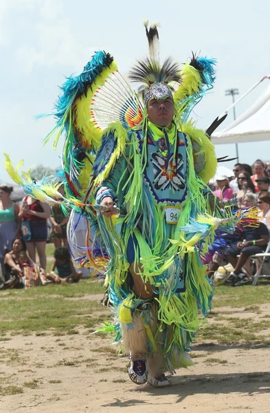 Neidentifikovaný indiánské tanečnice v nyc pow wow — Stock fotografie