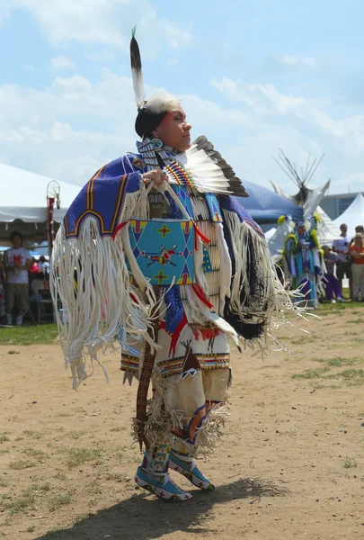 Une danseuse amérindienne non identifiée au Pow Wow de New York à Brooklyn — Photo