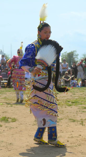 kimliği belirsiz kadın yerli Amerikalı dansçı nyc, pow wow Brooklyn'de