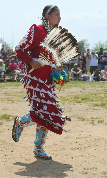 Неопознанная танцовщица коренных американцев на нью-йоркском фестивале в Бруклине — стоковое фото