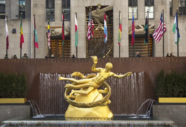 Statua Prometeusza w dolnej plaza z rockefeller center na Manhattanie — Zdjęcie stockowe