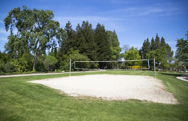 Cancha de voleibol playa ubicada en parque público —  Fotos de Stock