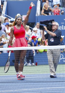 Grand slam şampiyonu serena williams bize Dördüncü Tur maçında açtıktan sonra 2013 zafer kutluyor