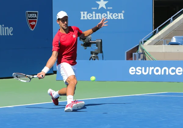 Le joueur de tennis professionnel Novak Djokovic s'entraîne pour l'US Open 2013 — Photo