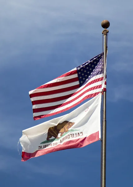 Amerikaanse vlag en de vlag van Californië — Stockfoto