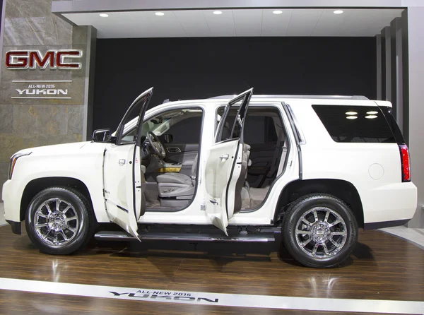 2015 gmc yukon xl denali suv w 2014 new york international auto show — Zdjęcie stockowe