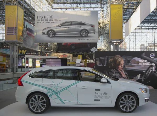 Volvo v60 zelf-rijdende auto op de 2014 new york international auto show — Stockfoto