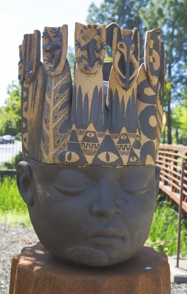 Königskopfstatue des Künstlers Clayton Thiel bei öffentlichem Kunstspaziergang in Yountville — Stockfoto