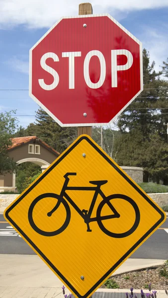 Fiets rijstrook teken en stop teken — Stockfoto