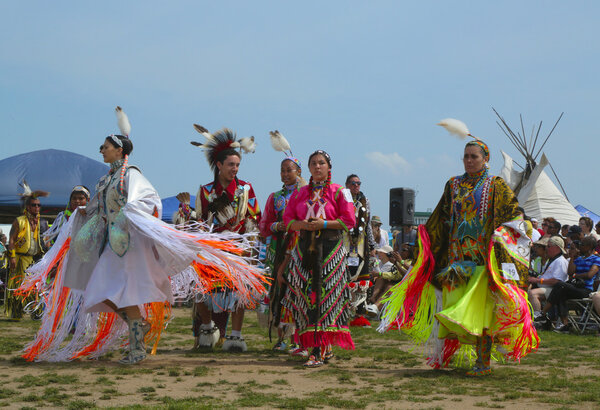 Неопознанные индейские танцоры в Нью-Йоркском клубе Pow Wow в Бруклине
