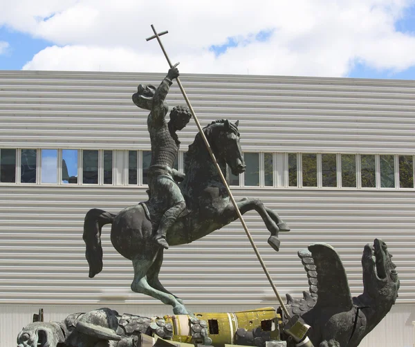 Sculpture titled Good Defeats Evil presented to United Nations by the Soviet Union in 1990 in New York — Stock Photo, Image