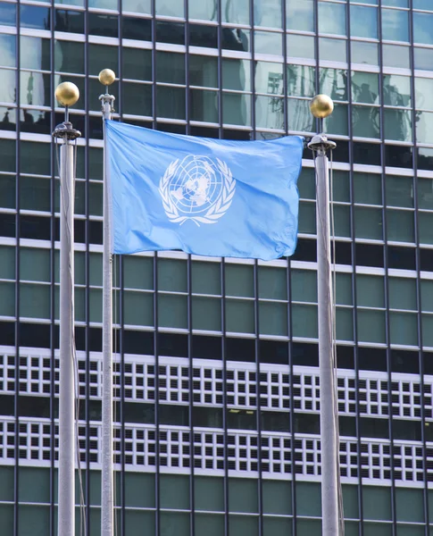 Bandeira das Nações Unidas na frente da sede da ONU em Nova York — Fotografia de Stock