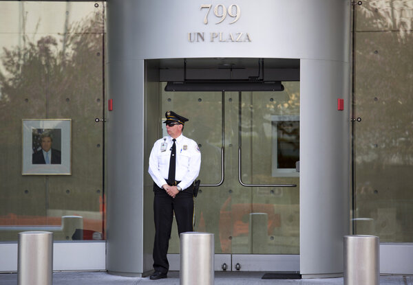 Офицер безопасности на фронте миссии США в ООН
