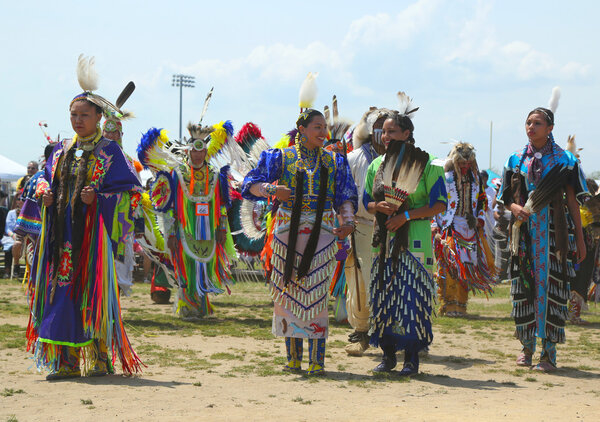 Неопознанные индейские танцоры в Нью-Йоркском клубе Pow Wow в Бруклине
