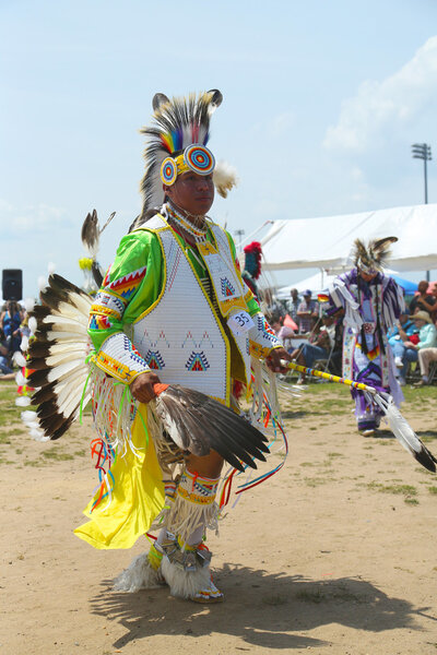 Неопознанный танцор-коренной американец на нью-йоркском Pow Wow в Бруклине
