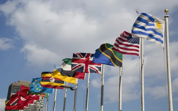 Banderas internacionales frente a la sede de las Naciones Unidas en Nueva York — Foto de Stock