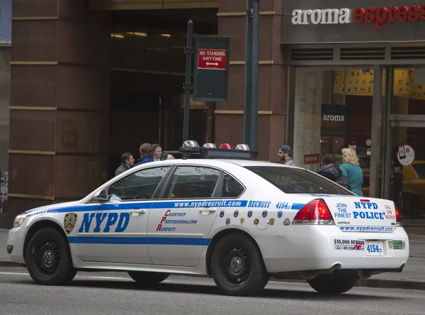 Полиция Нью-Йорка набирает машину в центре Манхэттена — стоковое фото
