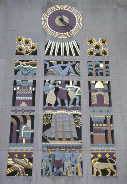 Art deco clock by Lee Lawrie located at the entrance of International Building rat the Rockefeller center in New York — Stock Photo, Image