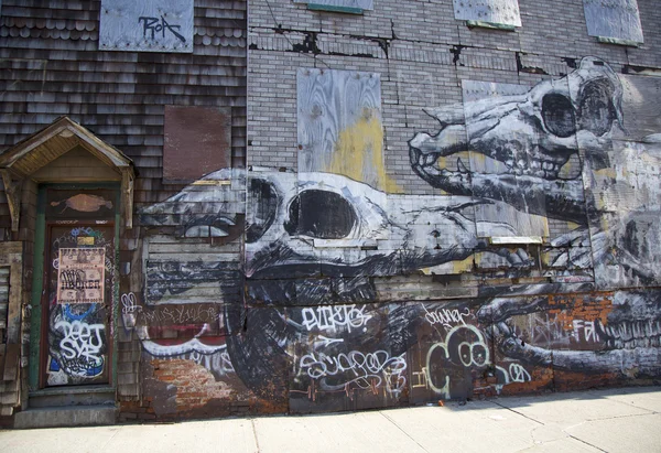 Mural de dinosaurios en el barrio de East Williamsburg en Brooklyn —  Fotos de Stock
