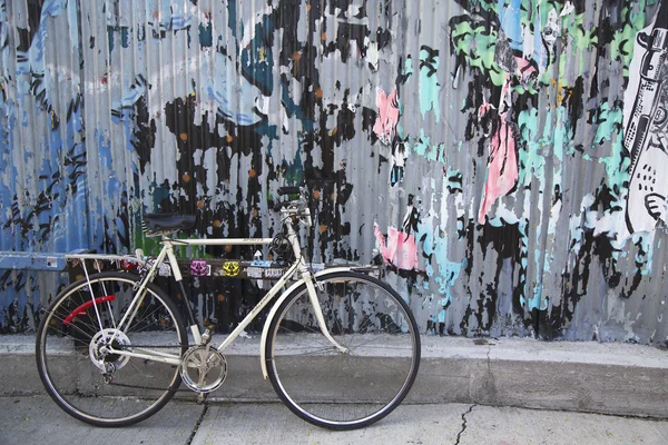 那辆旧自行车停放和锁定在布鲁克林，纽约 — 图库照片