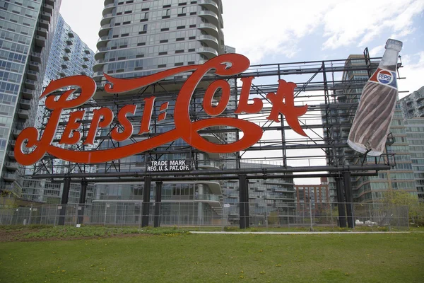 Landmark Pepsi Cola sign in Long Island City — Stock Photo, Image