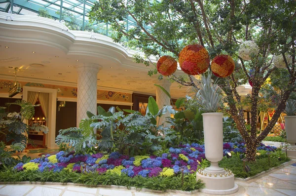 Floral sculpturen in het atrium van wynn hotel en casino — Stockfoto