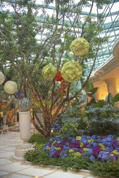 Blommig skulpturer i atrium av wynn hotel & casino — Stockfoto