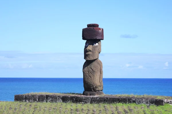 イースター島に目を持つ唯一のモアイ — ストック写真