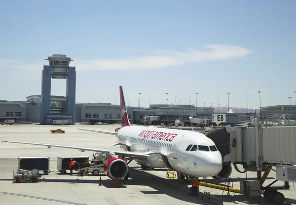 Virgin america vliegtuig klaar om het opstijgen in las vegas airport — Stockfoto