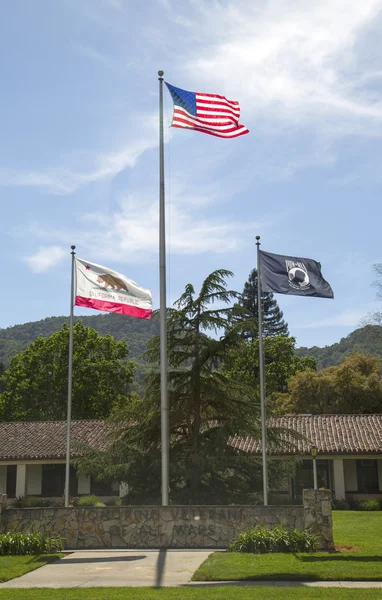 Bandiere in onore dei veterani di tutte le guerre a Veterans Home of California a Yountville, Napa Valley — Foto Stock