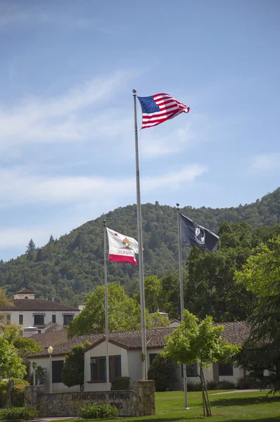 Flaggor hedra veteraner från alla krig på veteraner hem av Kalifornien i yountville, napa valley — Stockfoto