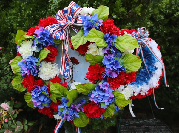 Couronne le jour du Souvenir au mémorial militaire — Photo