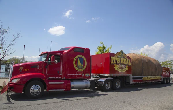 Η διάσημη idaho πατάτας περιοδεία με την μεγαλύτερη πατάτα s κόσμο σχετικά με τους τροχούς — Φωτογραφία Αρχείου