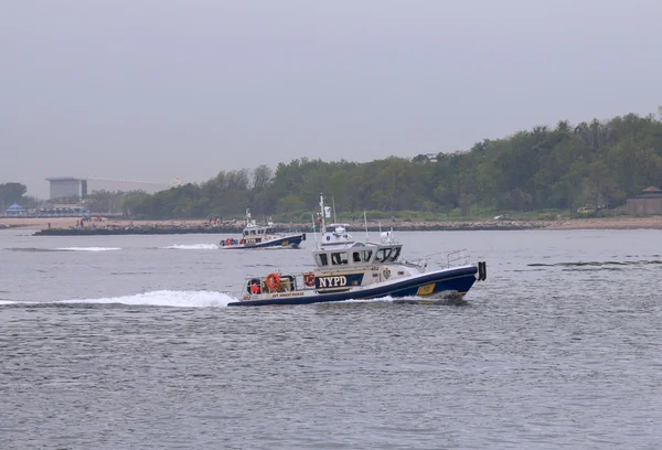 NYPD barco de seguridad durante el desfile de buques en la Semana de la Flota 2014 — Foto de Stock