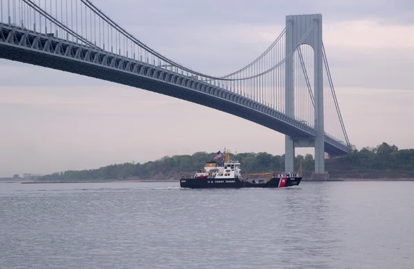 Cortador de Clase Guardián de la Guardia Costera de los Estados Unidos Katherine Walker de la Guardia Costera de los Estados Unidos durante el desfile de barcos en la Semana de la Flota 2014 — Foto de Stock