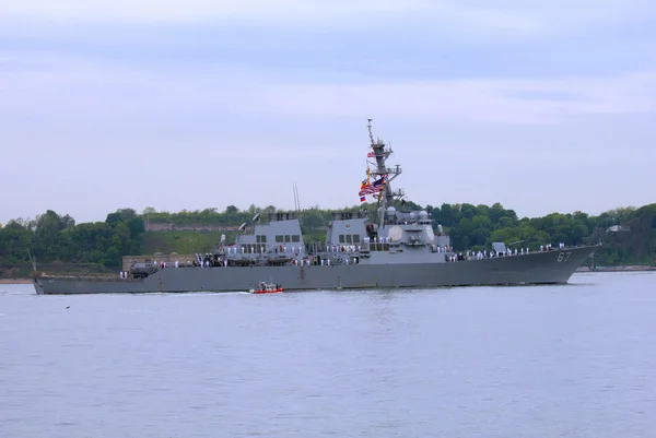 USS Cole destruidor de mísseis guiados da Marinha dos Estados Unidos durante desfile de navios na Fleet Week 2014 — Fotografia de Stock