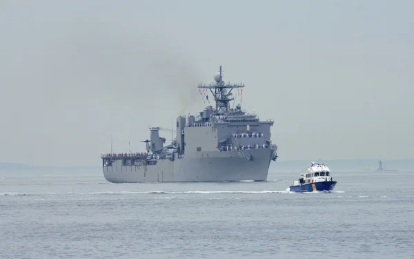 USS Oak Hill doca navio de desembarque da Marinha dos Estados Unidos durante desfile de navios na Fleet Week 2014 — Fotografia de Stock