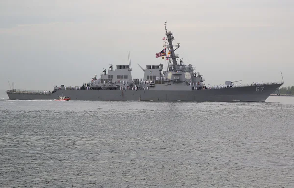 USS Cole guided missile destroyer of the United States Navy during parade of ships at Fleet Week 2014 — Stock Photo, Image