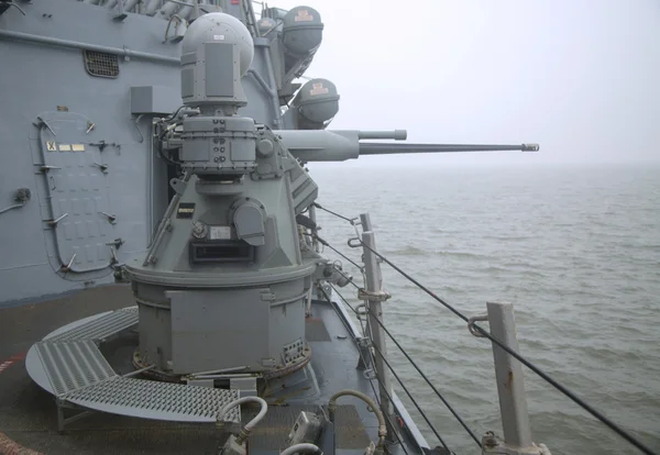 MK-38 Pistola de corrente de 25 mm a bordo do destroyer de mísseis guiados USS Cole durante a Semana da Frota 2014 — Fotografia de Stock