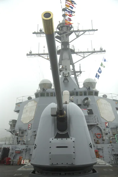 包含 5 英寸炮甲板上的我们海军导弹驱逐舰科尔号在舰队周 2014年的炮塔 — 图库照片