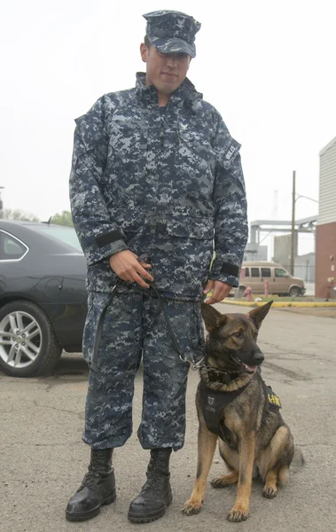 Marine non identifiée avec chien K-9 assurant la sécurité pendant la semaine de la flotte 2014 — Photo