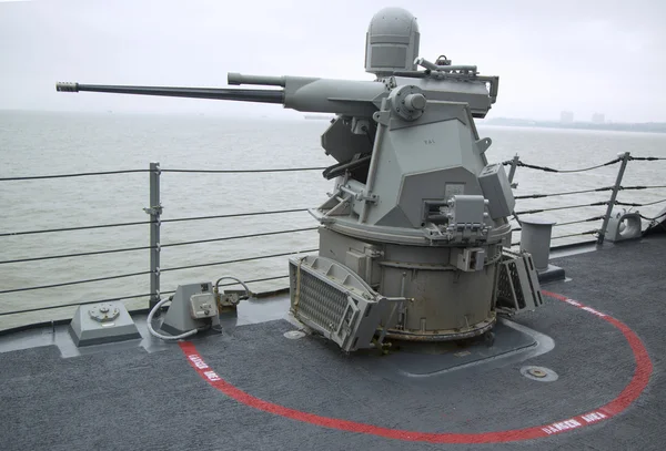 MK-38 metralhadora de 25 mm a bordo do contratorpedeiro de mísseis guiados USS McFaul durante a Semana da Frota 2014 — Fotografia de Stock