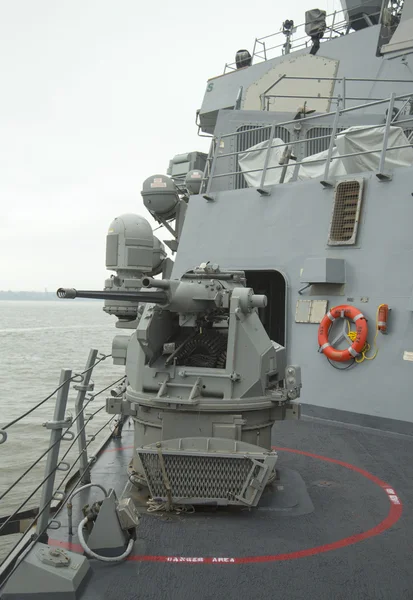 Pistola de cadena MK-38 de 25 mm a bordo del destructor de misiles guiados USS McFaul durante la Semana de la Flota 2014 — Foto de Stock